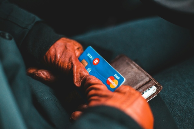 Bien gérer vos cartes de crédit une fois à la retraite : conseils et astuces