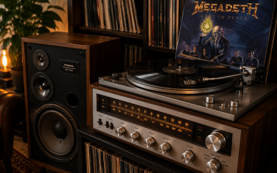 Platine vinyle et amplificateur hi-fi vintage avec un disque de Megadeth dans un salon chaleureux.