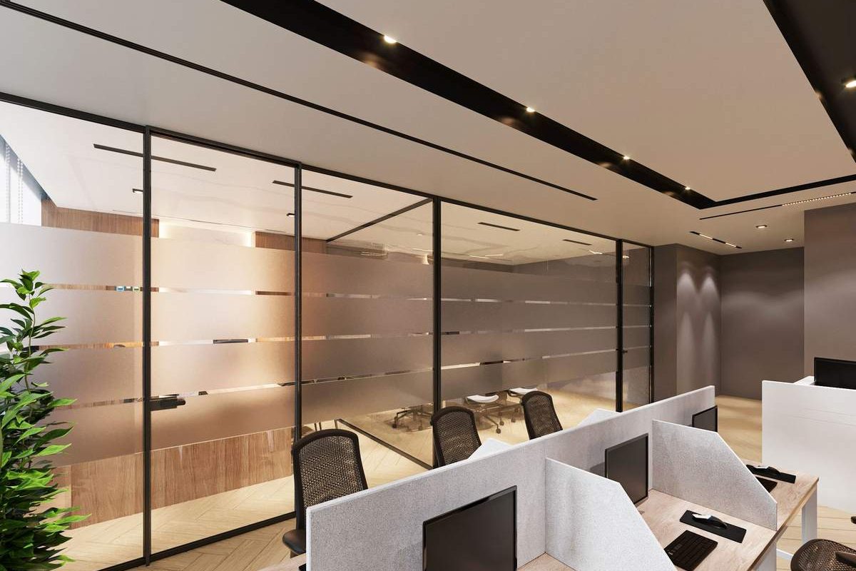 Bureau contemporain avec postes de travail écrans chaises et cloisons vitrées