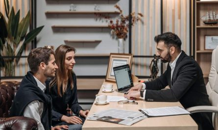Professionnels en réunion de travail dans un bureau moderne