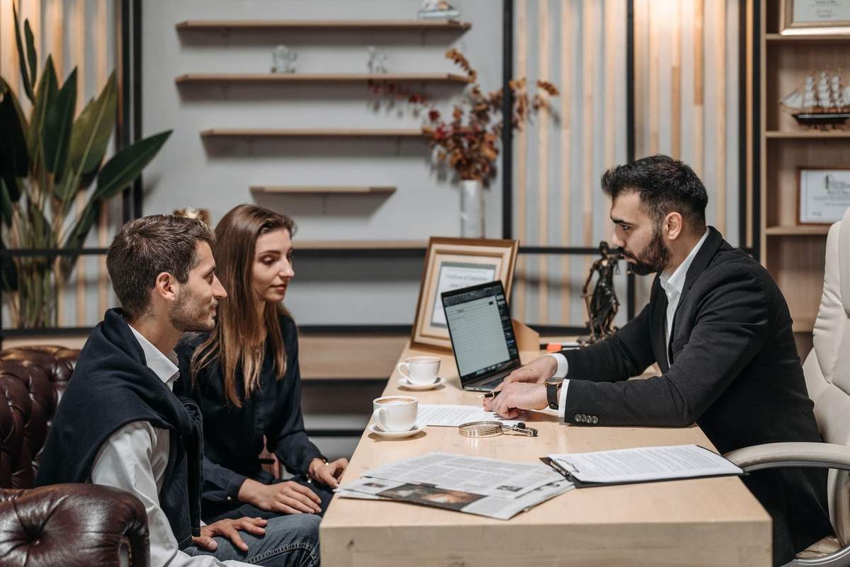 Professionnels en réunion de travail dans un bureau moderne