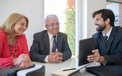 Professionnels discutant autour d'un dossier dans un environnement de bureau