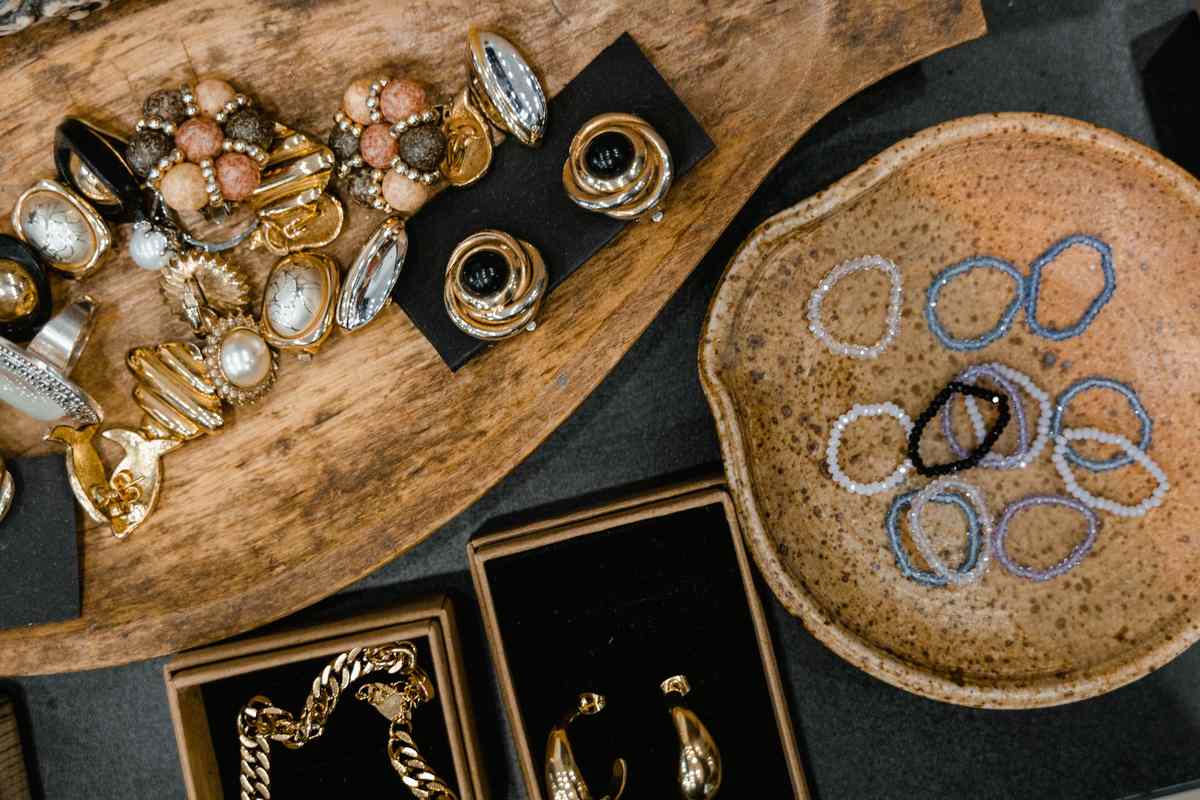 une collection de bijoux fins disposés côte à côte une collection de bijoux fins disposés côte à côte