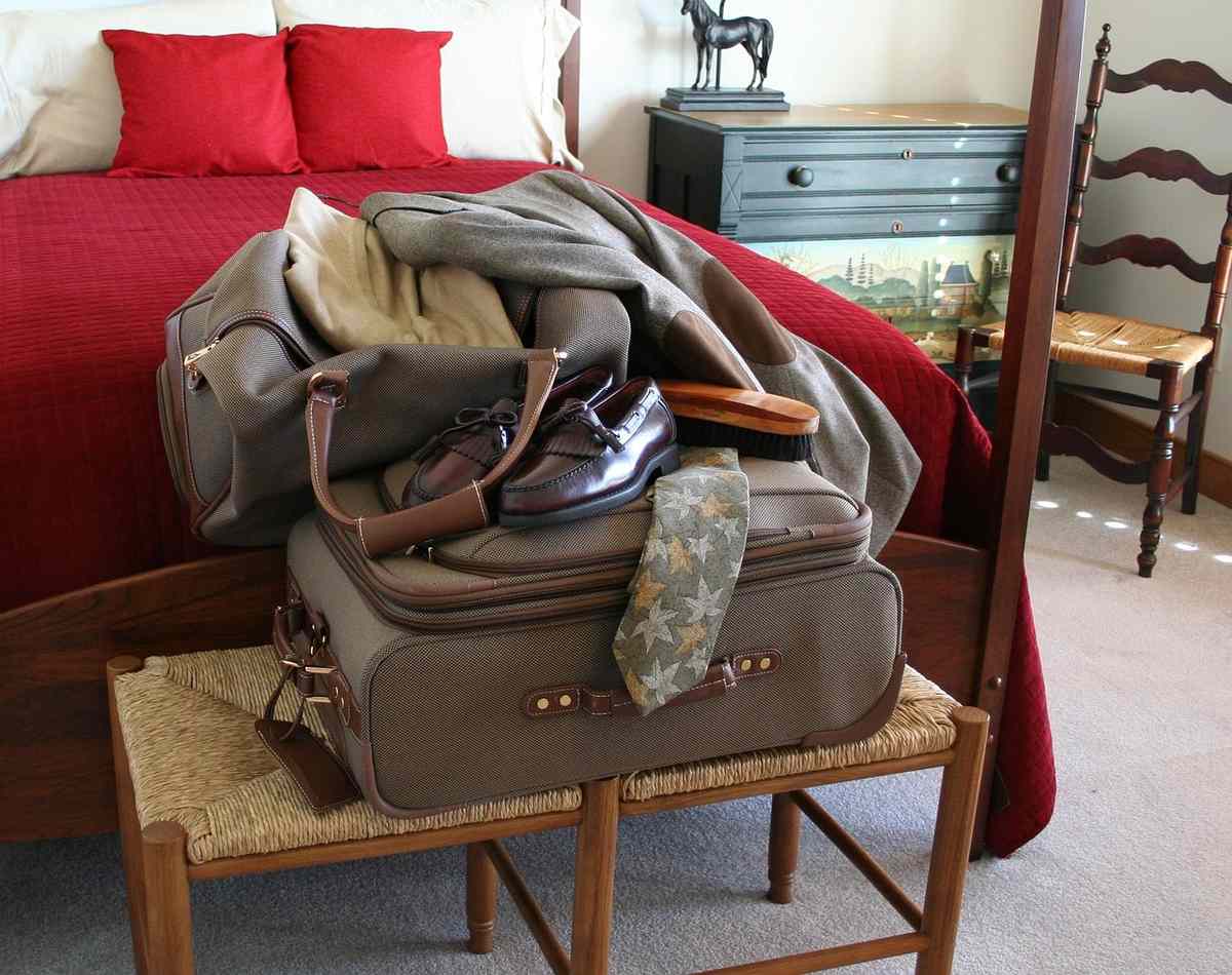 une valise ouverte en cours de préparation avec des vêtements pliés une valise ouverte en cours de préparation avec des vêtements pliés