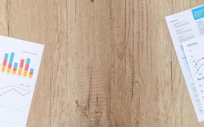 Graphiques et documents sur une table en bois