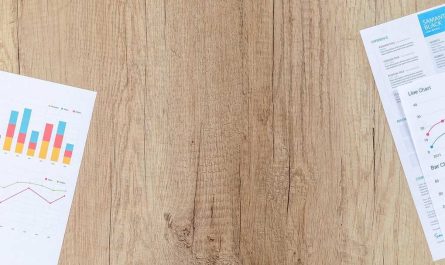 Graphiques et documents sur une table en bois