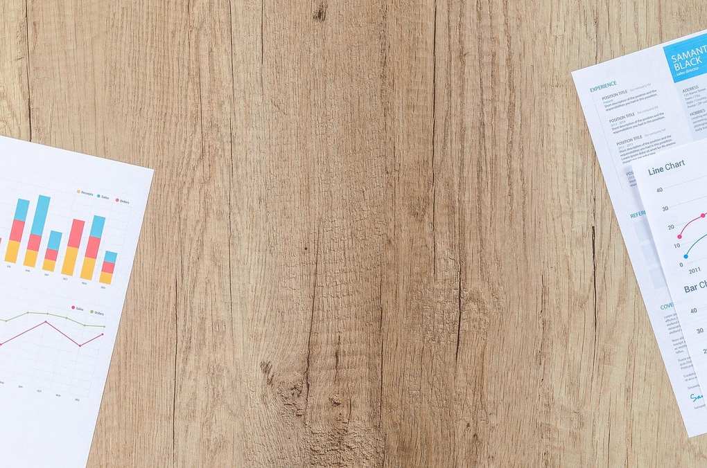 Graphiques et documents sur une table en bois