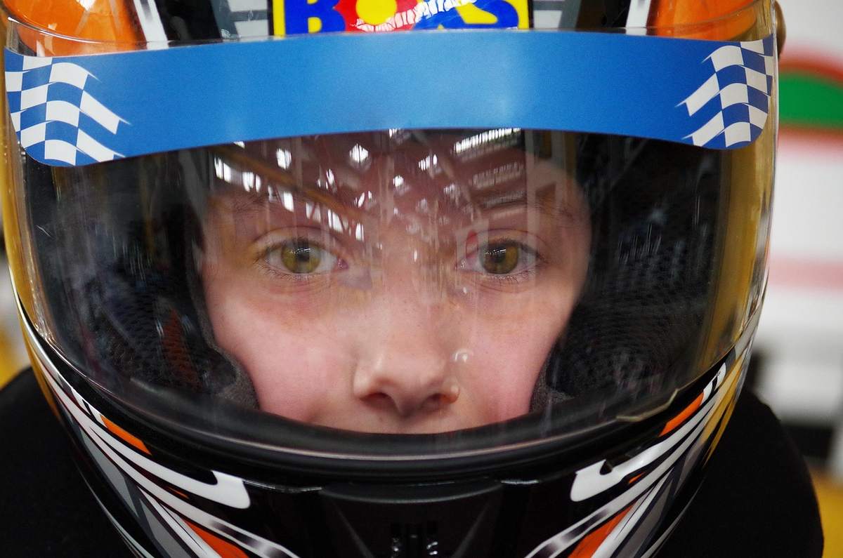 Visage d'une personne à l'intérieur d'un casque de course