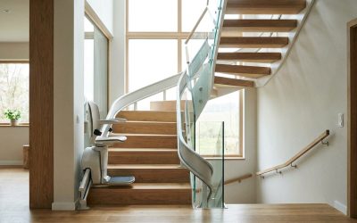 Monte-escalier moderne sur un escalier tournant, maison lumineuse