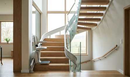 Monte-escalier moderne sur un escalier tournant, maison lumineuse