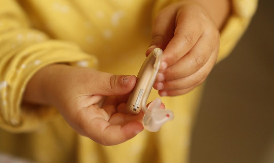 Transpiration et cérumen : protéger son appareil auditif