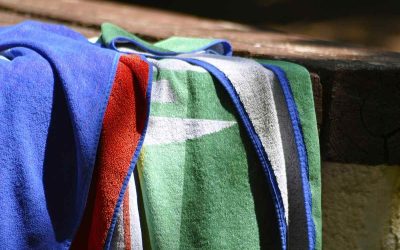 Tissus en coton multicolores reposant sur un bord de bois