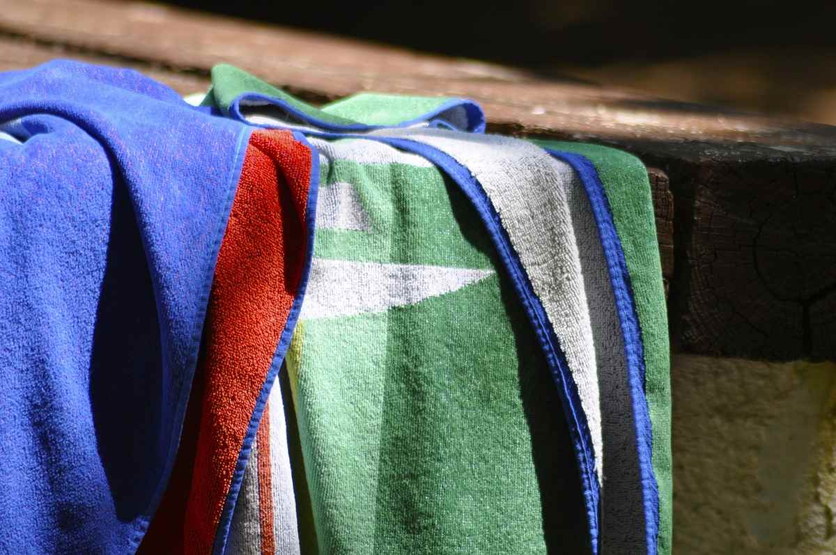 Tissus en coton multicolores reposant sur un bord de bois