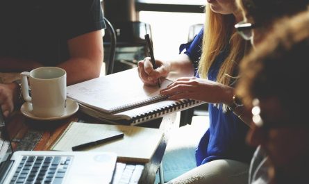 Des personnes travaillent ensemble sur un projet à une table
