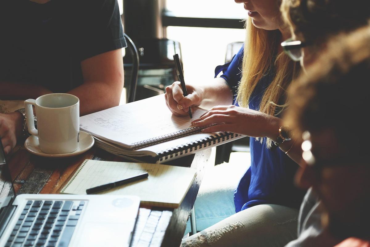 Des personnes travaillent ensemble sur un projet à une table