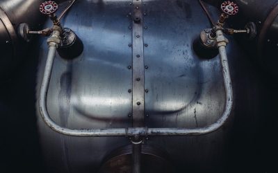 Vue de dessus d'un réservoir métallique avec tuyaux et vannes